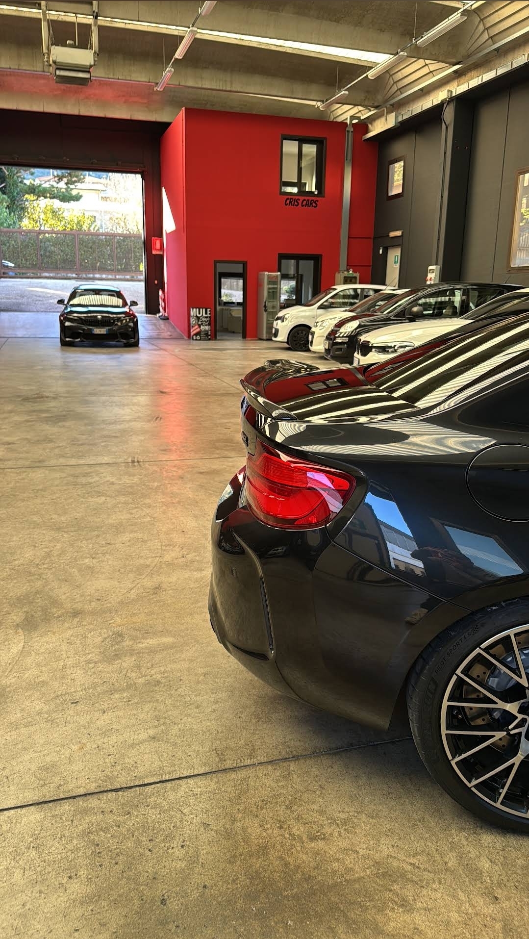Il salone Cris Cars a Valmadrera con le auto in esposizione